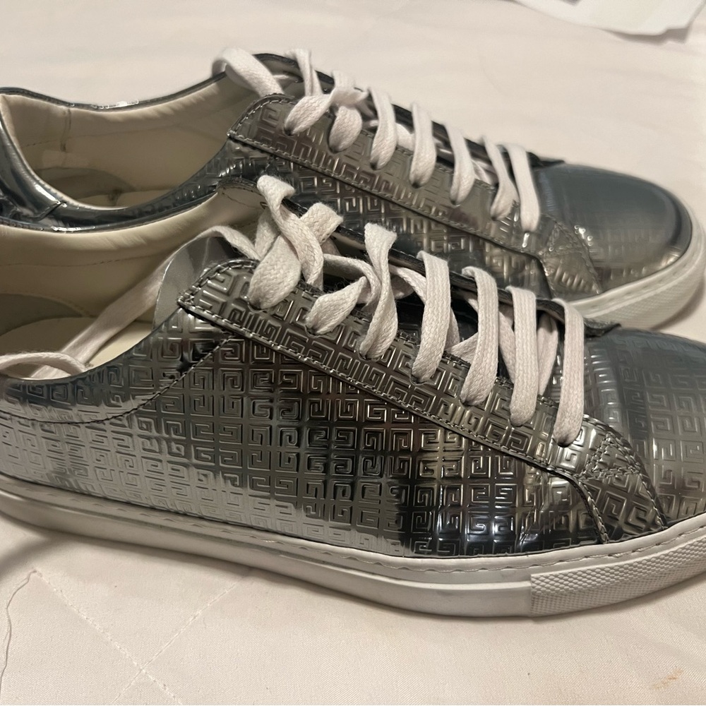 Givency tennis shoe